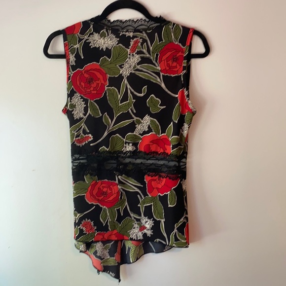 🌹🌹Rose and lace sleeveless wrap blouse - Picture 2 of 4